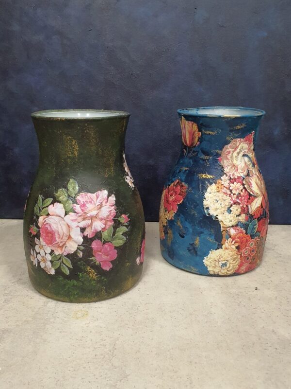 Deelnemer bewerkt een vaas met decoupage tijdens een creatieve workshop, gebruikmakend van servetten en acrylverf.