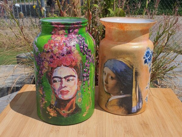 Deelnemer bewerkt een vaas met decoupage tijdens een creatieve workshop, gebruikmakend van servetten en acrylverf.