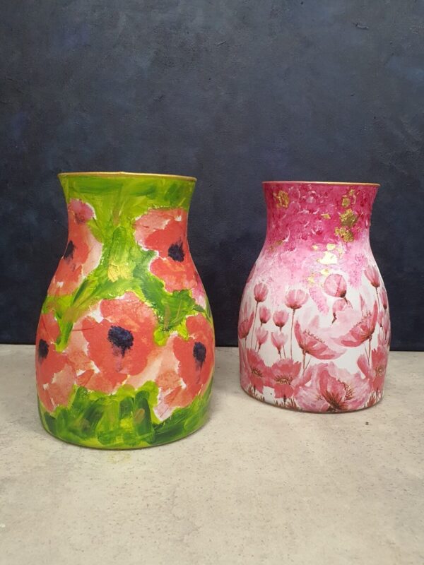 Deelnemer bewerkt een vaas met decoupage tijdens een creatieve workshop, gebruikmakend van servetten en acrylverf.