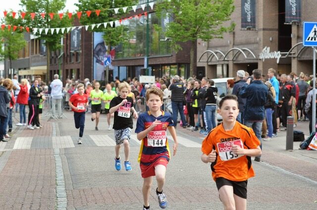 kinderen lopen hard tijdens de pinksterloop