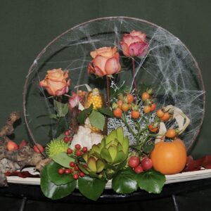 Leer stap voor stap hoe je een bloemstuk steekt en eenvoudig aanpast van herfst naar kerst. Kies je favoriet: spinnenweb of moskransje!