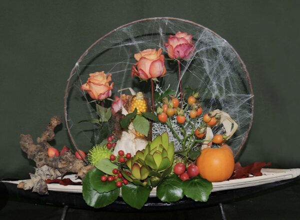 Leer stap voor stap hoe je een bloemstuk steekt en eenvoudig aanpast van herfst naar kerst. Kies je favoriet: spinnenweb of moskransje!