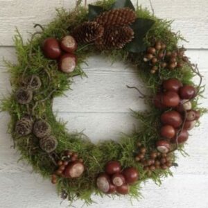 Maak je eigen moskrans en leer hoe je hem eenvoudig omtovert tot een kerstkrans. Hang ‘m op of leg ‘m neer met een decoratie naar keuze!
