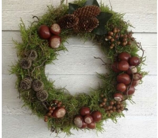 Maak je eigen moskrans en leer hoe je hem eenvoudig omtovert tot een kerstkrans. Hang ‘m op of leg ‘m neer met een decoratie naar keuze!