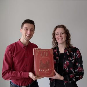 Deelnemers schrijven hun eigen sprookje tijdens een creatieve workshop begeleid door Sanne en Kevin van Uitgeverij De Smederij.
